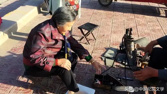 修鞋姑娘主要内容（修鞋姑娘开头采用了什么写作方法）