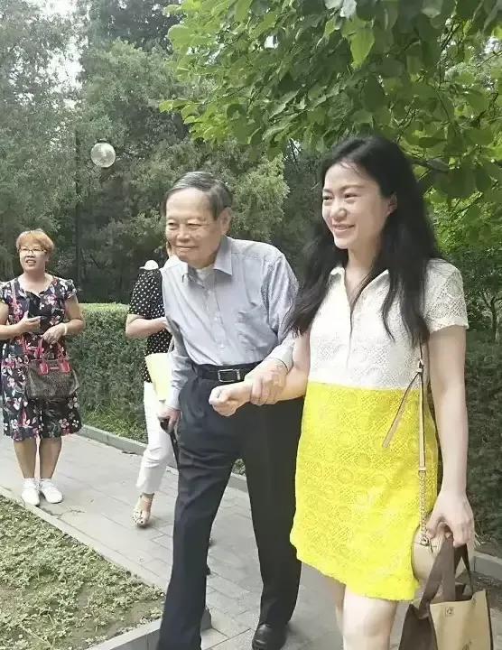 伉俪情深的意思是什么，伉俪情深的意思是什么生肖