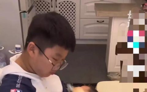 照顾妹妹游戏，哥哥独自照顾妹妹！
